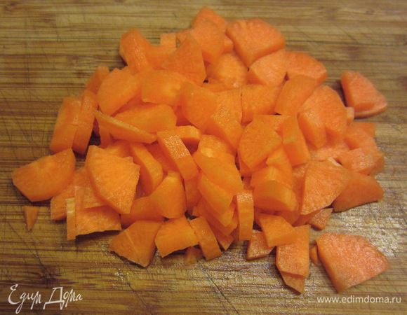 Нарежьте морковь как хотите. Лучше, если вы натрете морковь на терке.