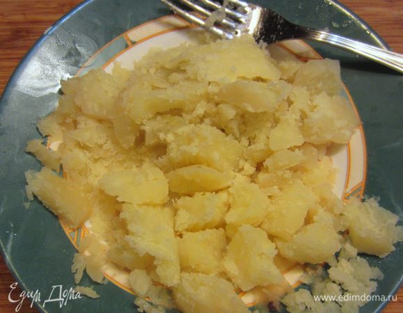 Достаньте готовые картофелины, раздавите их вилкой и положите обратно. Снова доведите до кипения, уберите огонь до минимума, закройте крышкой и убедитесь, что бульон еле кипит. Готовьте щи в течение сорока минут.