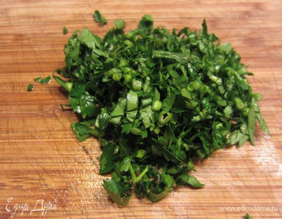 Нарежьте зелень. Положите ее в кастрюлю. Поперчите щи, досолите и попробуйте на вкус. 