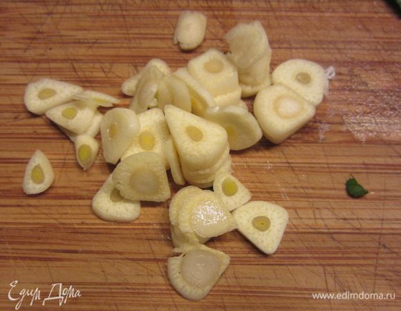 Добавьте на этом этапе нарезанный чеснок.