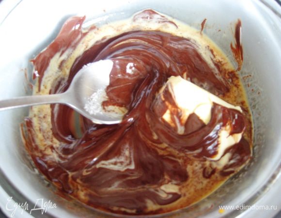 Шоколад растапливаем с маслом на водяной бане.
