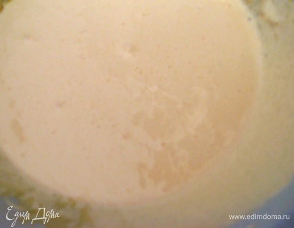  Белки отделяем от желтков. Желтки взбиваем с сахарной пудрой не менее 6 минут до белой пышной пены.