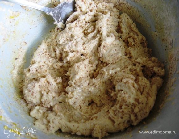Добавляем миндальную муку и крахмал к взбитым желткам. Хорошенько перемешиваем. 