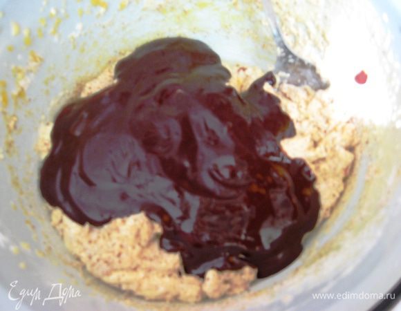 Вводим шоколадную массу.