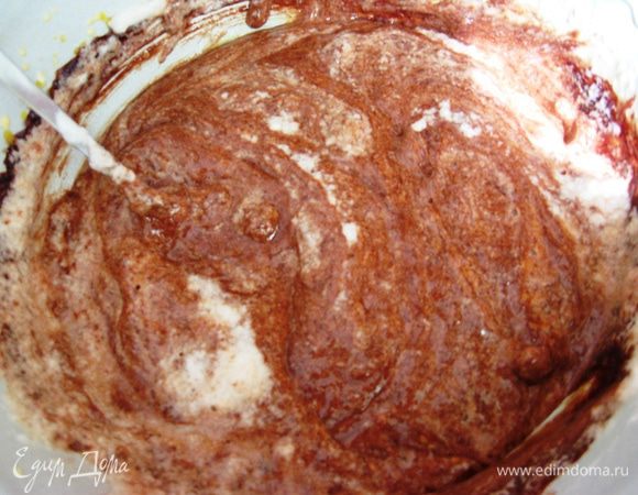 Аккуратно сверхху вниз лопаточкой вводим белки к остальной массе. Тесто поднимается за счет белков, разрыхлитель не используется.  Выливаем в форму выстеленную пергаментной бумагой.
