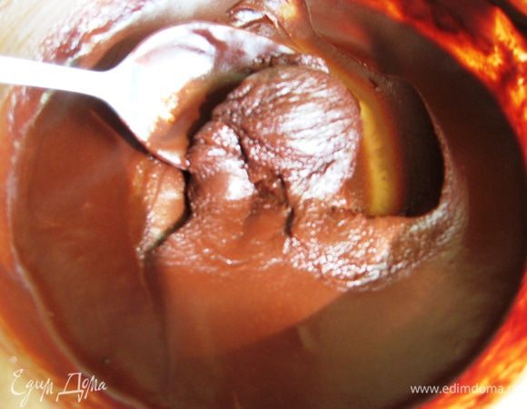 Ганаш. Сливки и шоколад растапливаем на водяной бане, но не доводим до кипения! Добавляем масло , перемешиваем и ставим в холодильник застывать.