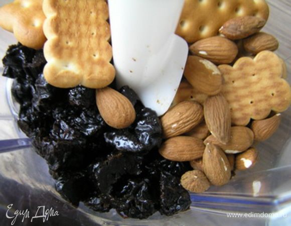 Чернослив, орехи и печенье поместить в чашу блендера,