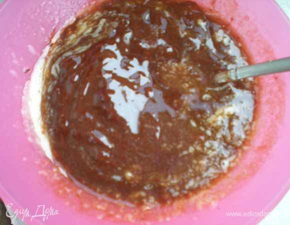 Шоколад поломать,сложить в мисочку с маслом и растопить на водяной бане.