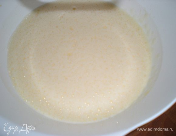 Яйца взбить с сахаром в пышную пену.Добавить муку или крахмал.Перемешать.