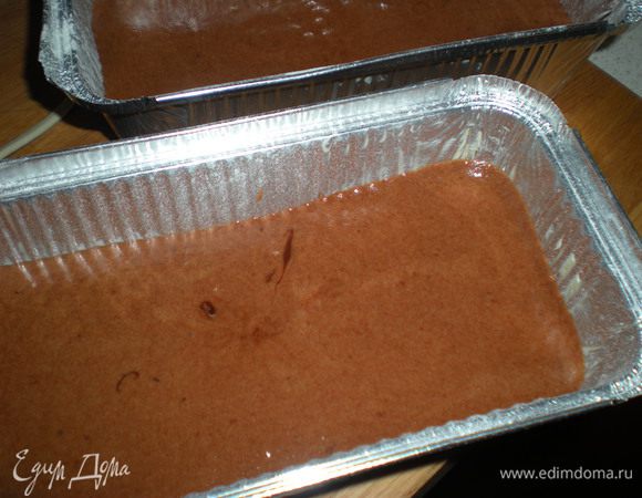 Духовку разогреть до 180гр.Форму смазать маслом и припорошить мукой.
Наполнить тестом форму и выпекать 10 мин при 180гр.