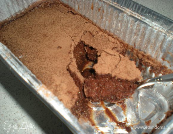 Перед подачей посыпать порошком какао.Кекс получился настолько нежным,что нам пришлось есть его прямо из формы,это ничуть нам не помешало.Единственное что я изменю в следующий раз-запеку в порционных формочках.