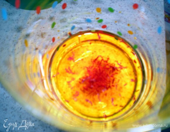 Шафран развести в 3 ст.л.воды.