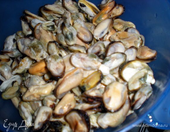 Морепродукты разморозить,промыть и дать стечь воде. Мидии тщательно перебрать! Могут попасться осколки раковин!