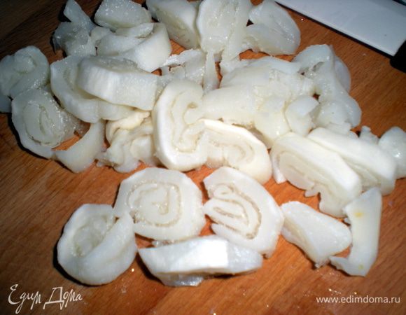 Кальмары нарезать.Все морепродукты сбрызнуть бренди.