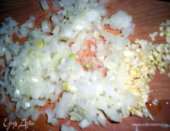 лук и чеснок мелко нарезать.