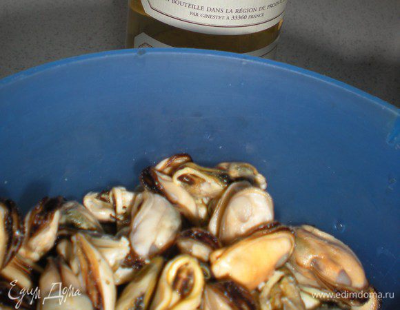 Морепродукты пока отдыхают в компании с бренди.А вино на заднем плане ждет своего выхода.Очень мне понравилось готовить именно на этом вине,оно придает блюдам приятный вкус.А какой аромат вовремя приготовления,я не могу передать))Именно на нем я готовлю луковый суп,это что-то!!