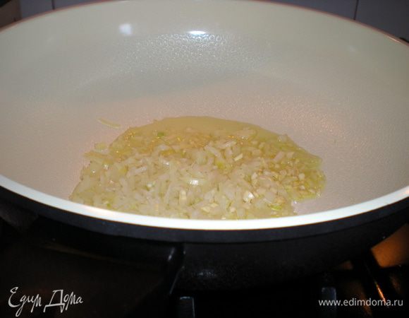 Разогреть сливочное масло. Пассеровать в нем лук с чесноком.