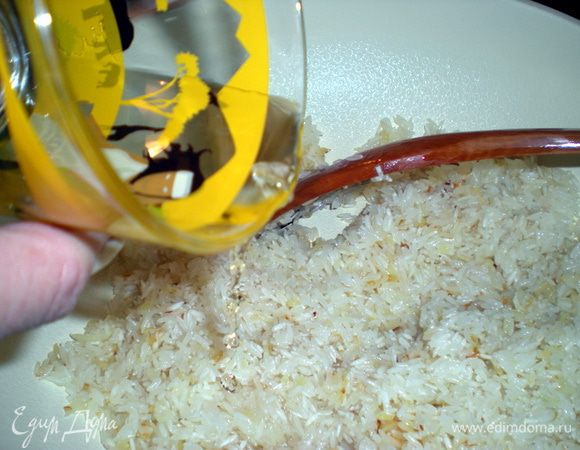 Влить вино и оставить вариться.