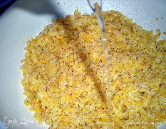 И немного бульона.Следим чтобы бульон лишь закрывал рис.Периодически подливаем немного бульона(по мере необходимости)Готовим в открытой посуде минут 20. Постоянно помешивая,рис должен кипеть.