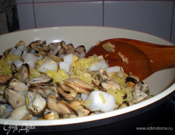 Через 10 мин. после закипания добавить морепродукты и перемешать.