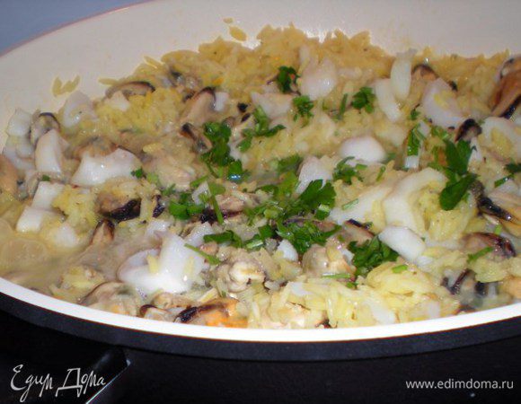 Огонь выключаем.Пробуем на соль и перец,при необходимости доводим до нужных вкусовых ощущений.Добавляем петрушку.