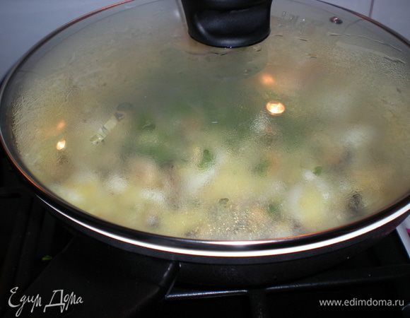 Закрываем крышкой и оставляем на 5 минут потомиться.