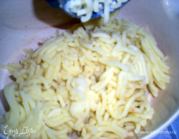 Картофель отварить и пропустить через мясорубку.Замоченную горбушку туда же.