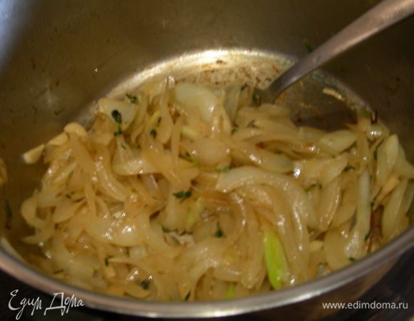 В кастрюле разогреваем масло, кладем в нее лук, чеснок, тимьян, сахар и соль. Готовим на небольшом огне минут 15-20 до золотистого цвета, помешиваем, чтобы не пригорело. 