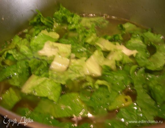 Добавляем перловку и латук и готовим еще 3 минуты. 
