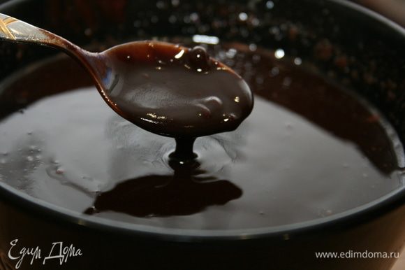 Начинаем с шоколадного слоя. На водяной бане растапливаем шоколад и сливочное масло до однородности.