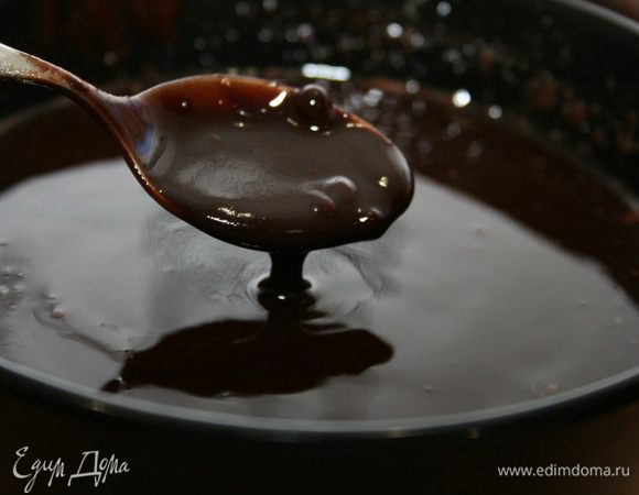 Начинаем с шоколадного слоя. На водяной бане растапливаем шоколад и сливочное масло до однородности. 