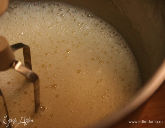 Яйца с сахаром взбиваем миксером в течение 5 минут, не больше.