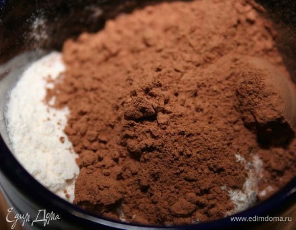 Муку смешиваем с какао