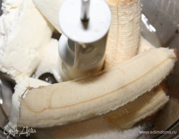 Творожный слой. Творог, яйца, сахар и бананы складываем в блендер.