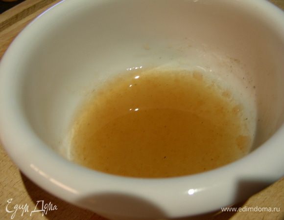 Для заправки смешиваем масло, уксус, соль, перец.
