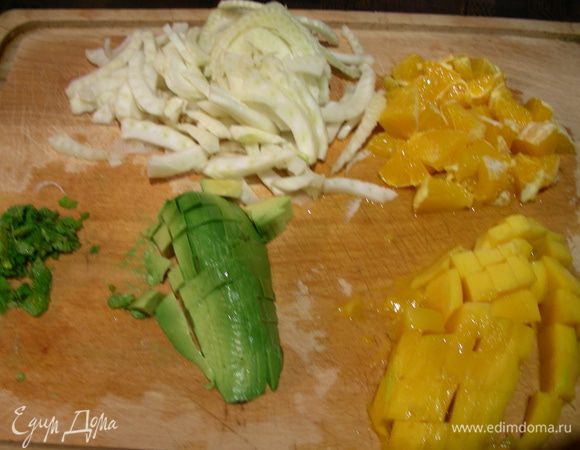 Фенхель нарезаем тонкой соломкой, манго, апельсин, авокадо - кубиком, мяту мелко рубим.
