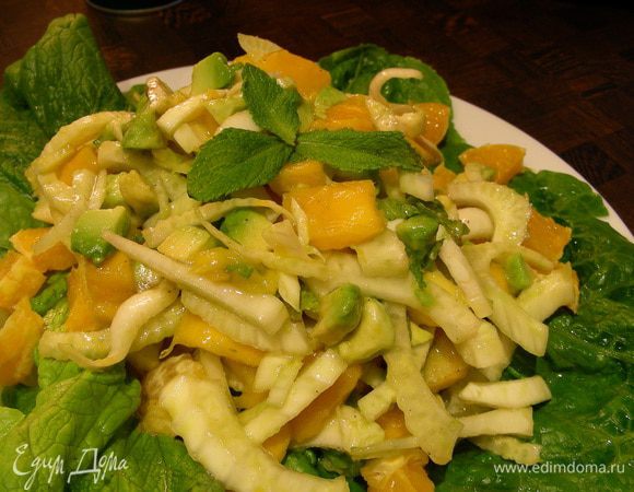 В отдельной посуде соединяем авокадо, манго, фенхель и мяту. Выкладываем их на апельсин. Поливаем заправкой, украшаем листиками мяты и подаем. Приятного аппетита))
