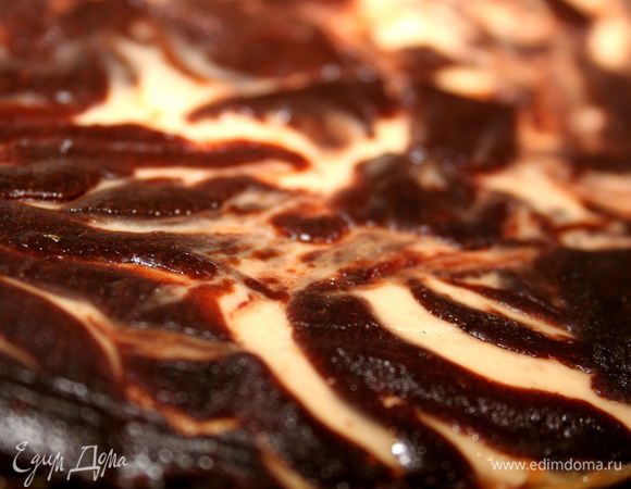 Смазываем форму сливочным маслом. Сначала тонким слоем выкладываем шоколадную массу, можно оставить несколько прогалин. Сверху неравномерно вкладываем творожно-банановую массу. Осторожно спичкой сделаем несколько красивых волн, смешивая слои. Далее выкладываем слои по-очереди, так же неравномерно. 
Выпекаем в духовке 30 минут при 175С.
Наслаждаемся, наслаждаемся, наслаждаемся! Приятного аппетита!:)