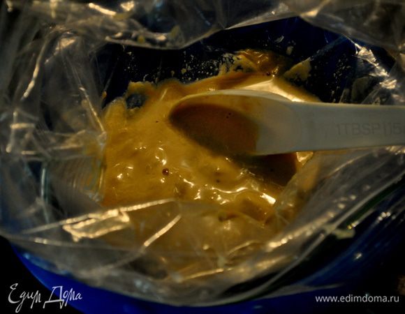 Смешать горчицу,лимон.сок и чеснок,соль и перец.Все перемешать положить в целлован. пакет, добавить говядину, обвалять с 2х сторон и мариновать при комн.тем-ре примерно 10мин.Или в холодильнике один день.