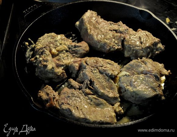 Разогреть гриль- сковороду,затем добавить олив.масло, разогреть. После достанем кусочки  говядины из маринада,встряхнем и выложим на сковороду,обжариваем 4-5мин.с каждой стороны или чуть дольше, если не любите с кровью. Снимаем со сковороды и дадим отдохнуть 5мин.Подаем с гарниром.