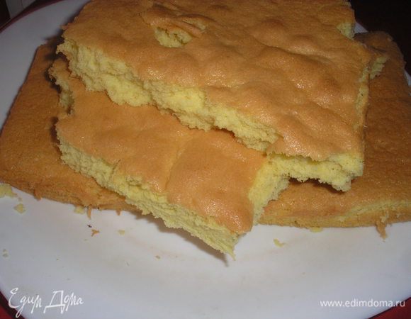 Выливаем тесто в форму для выпечки. Выпекаем в разогретой духовке при темп.180 гр 20-25 минут. Охлаждаем. Не страшно если бисквит немного упадет в процесе выпечки, всеравно мы будем делать из него крошку.