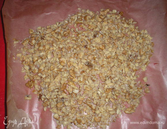 Делаем грильяж. Для этого орехи рубим не очень мелко ( я складываю их в пакет, и разбиваю молоточком деревяным), выкладываем на пергаментную бумагу.