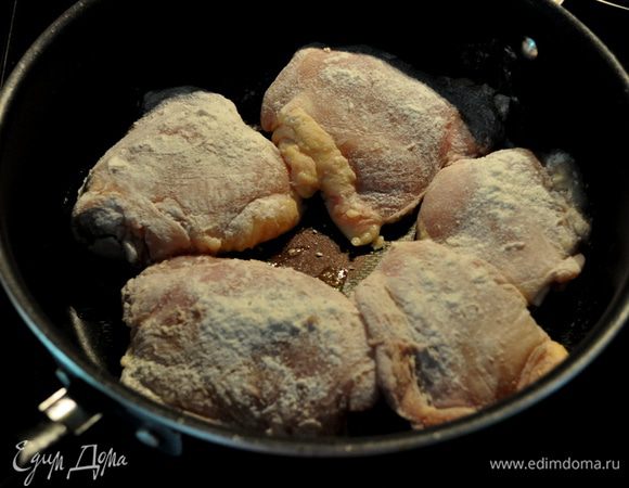 Разогреть духовку до 180гр.Муку положить в целлофановый пакет, добавить курин.кусочки,обвалять.
Разогреть олив.масло на сковороде,добавить кусочки курицы и обжаривать 8мин.перевернув один раз.