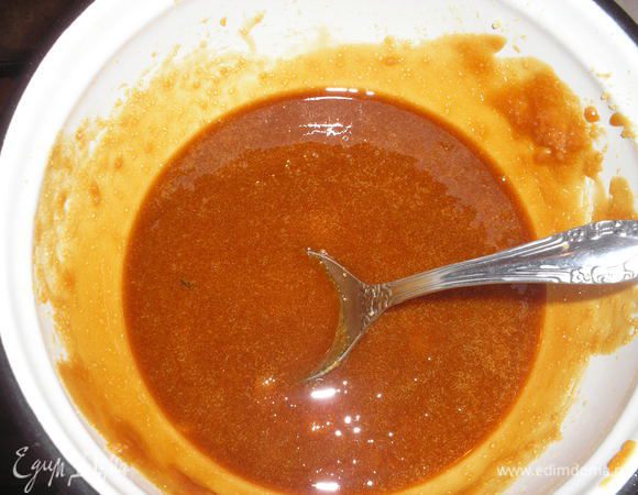 Сахар высыпаем в кастрюльку с толстым дном и ставим на небольшое огонь. сахар начнет плавится и менять цвет. Не отходя от кастрюльки постоянно помешиваем сахар, он должен полностью раствориться и обрести светло-коричневый цвет. (У меня на фото темнее, немного передержала сахар).