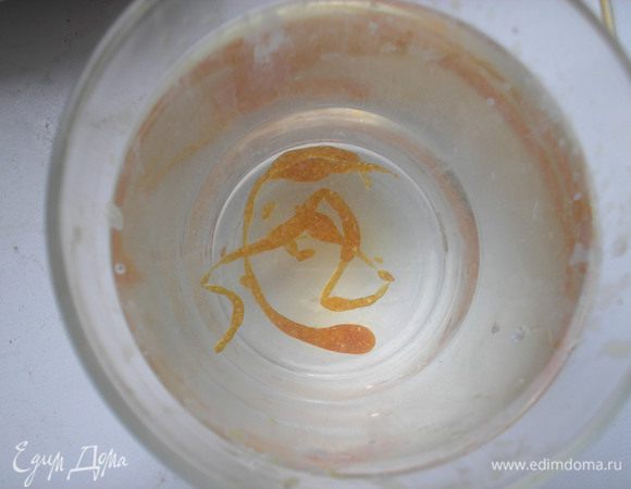 Готовность карамели я определяю таким способом: в стакан с холодной водой выливаю немного карамели,если шарик не расползаеться, а оседает на дне, тогда карамель готова. Можна даже его вынуть из воды и попробовать растворился ли полностью сахар.