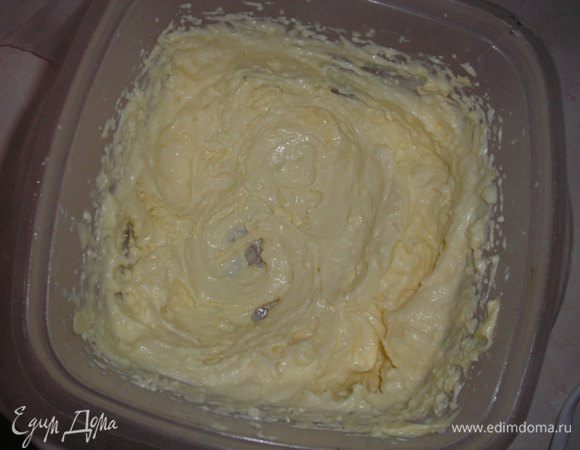 Готовим крем: сгущенное молоко взбиваем со сливочным маслом.