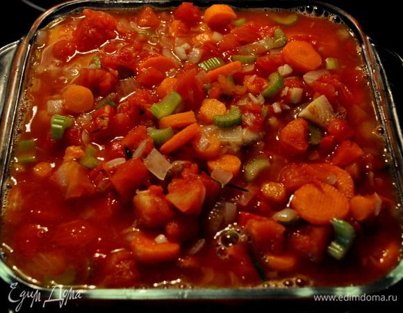 В жаропрочную посуду выкладываем кусочки курицы,выливаем сверху овощи и ставим в духовку на 45мин.