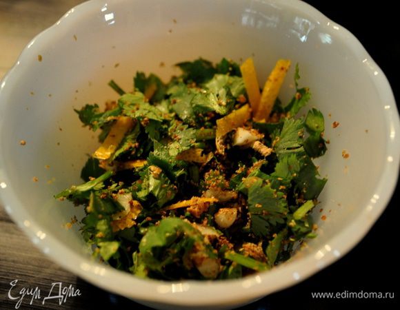 Готовим соус: смешиваем петрушку с лимон.цедрой и чесноком.