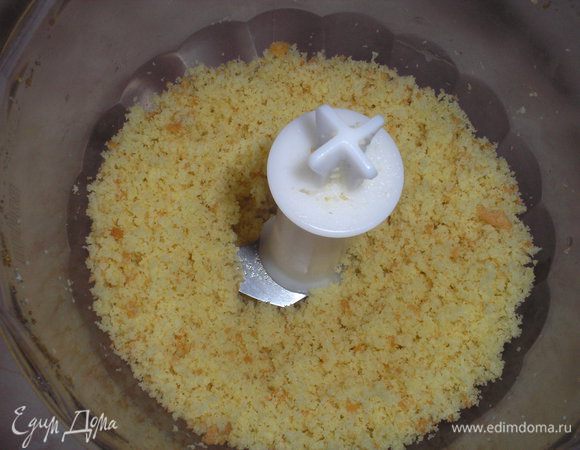 Бисквит измельчаем в комбайне в крошку.