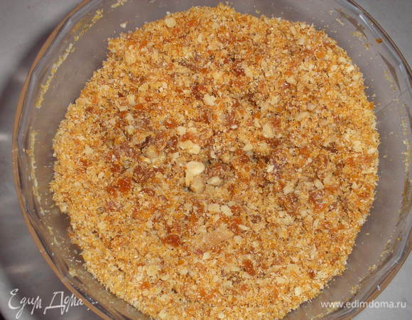 Измельчаем в крупную крошку грильяж.